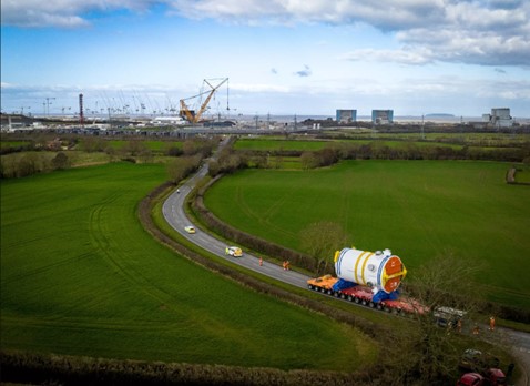 Tlačna posoda reaktorja na poti na gradbišče Hinkley Point C.